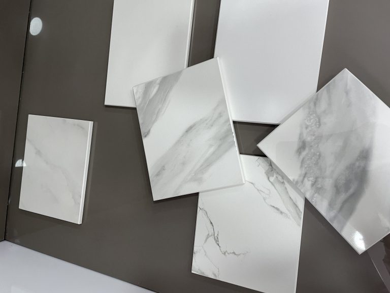 Lee más sobre el artículo Acabado blanco con veta gris